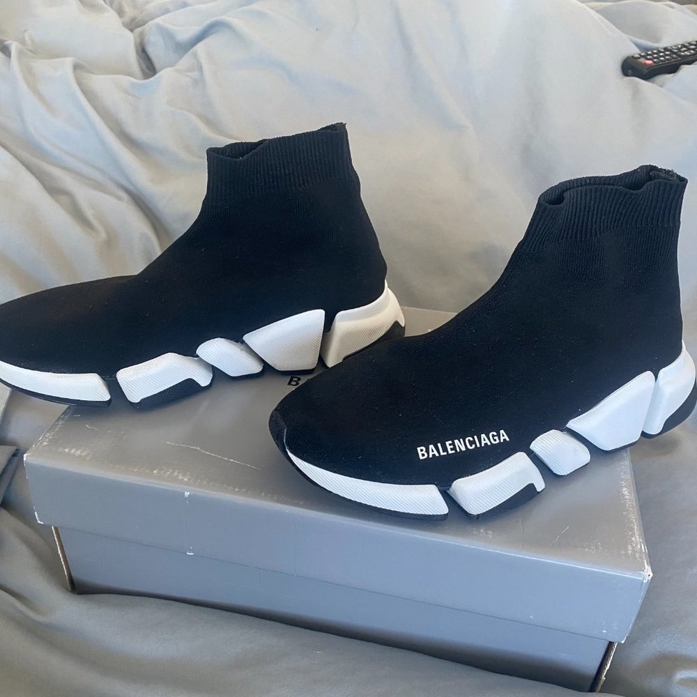 Worn Once! WOMEN'S SPEED 2.0 RECYCLED KNIT SNEAKER BICOLOR SOLE IN BLACK/WHITE - Picture 5 of 13